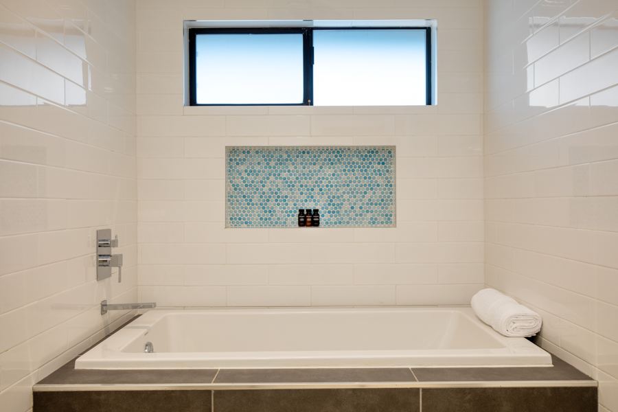 Soaking tub