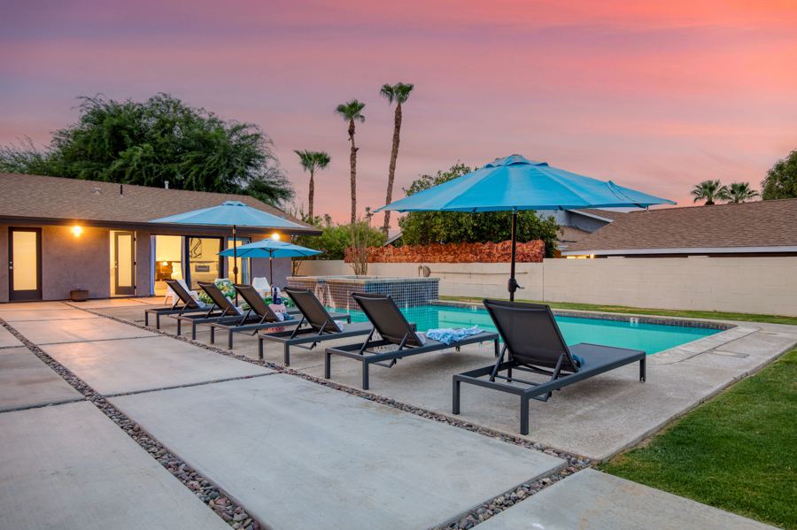 Casa Oasis pool and loungers